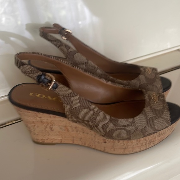 Beautiful, comfortable shoes on the platform - Picture 1 of 3